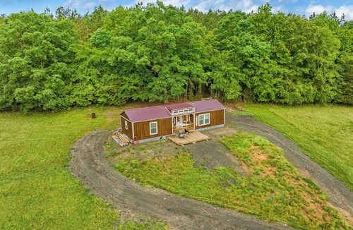 Smithville Cabin | The Desperado Inn is a charming secluded cabin with Mountain Fork River access