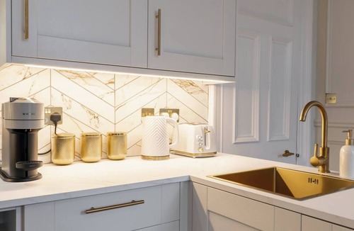 North West Apartment | The Devonshire Suite - Your 5 Star West End Stay!