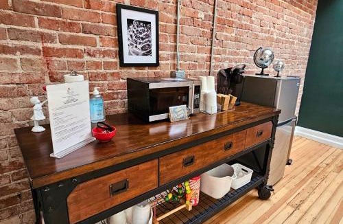 Downtown Springfield Apartment | The Disco Downtown Loft, 3BR