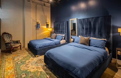 East Downtown Houston Apartment | The Disco Suite
