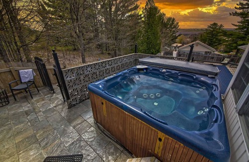 Penetanguishene House | The Discovery Retreat: Heated Pool, Hot Tub, Firepit, BBQ, Sauna, Game Room