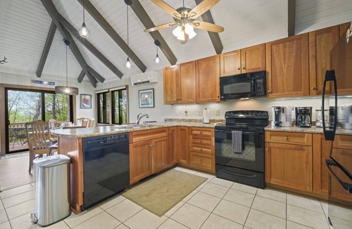 Treeloft House | The Distinguished Squirrel Chalet walking distance