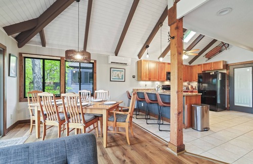 Treeloft House | The Distinguished Squirrel Chalet walking distance