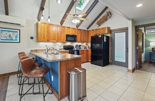 Treeloft House | The Distinguished Squirrel Chalet walking distance