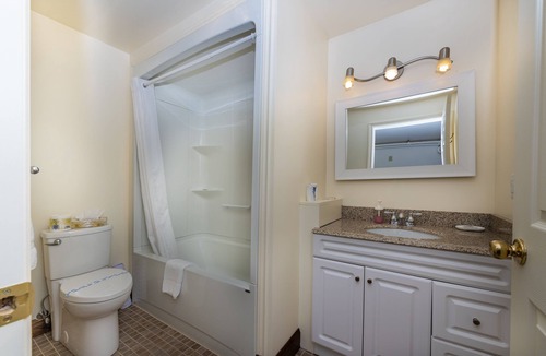 Lunenburg Hotel | The Dockside Inn & Restaurant