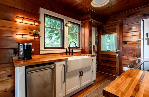 Clear Lake Cottage | The Doctors Cottage - Vacation Back In Time