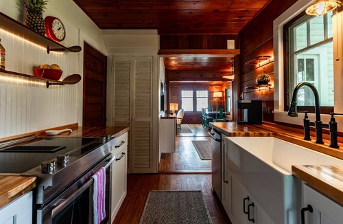 Clear Lake Cottage | The Doctors Cottage - Vacation Back In Time