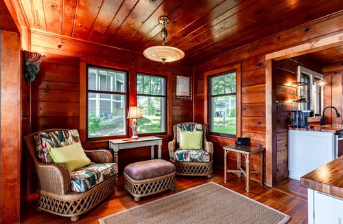 Clear Lake Cottage | The Doctors Cottage - Vacation Back In Time