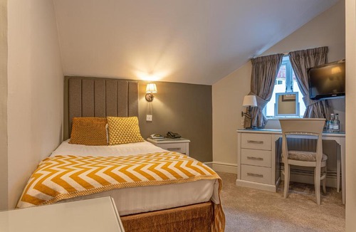 Lenham Hotel | The Dog & Bear Hotel