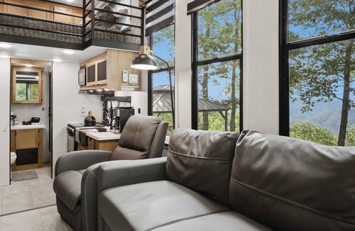 Tallassee House | The Dogwood. 180 degree views of the Smoky Mtns