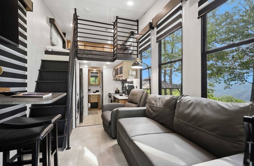 Tallassee House | The Dogwood. 180 degree views of the Smoky Mtns