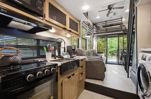 Tallassee House | The Dogwood. 180 degree views of the Smoky Mtns