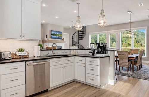 Springdale House | The Dogwood - Hot Tub - Lake Front Access