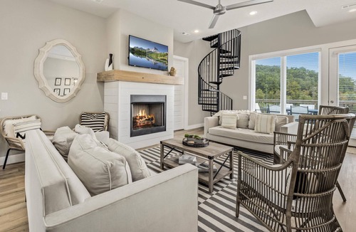Springdale House | The Dogwood · Luxury Hot Tub· Lake Front Access ·