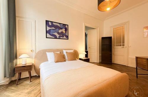 Bourgogne Apartment | The Dolet - 6-guest apartment Listed building Cathedrale