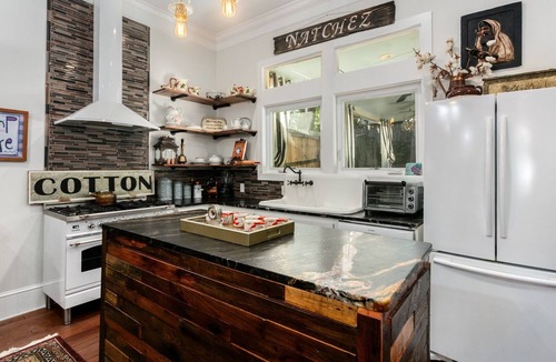 Natchez House | The Dollhouse | 3/2 | Walk to Downtown