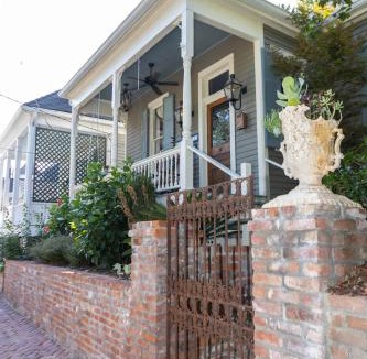 Natchez House | The Dollhouse - 3 Bed, 2 Bath, Walk to Downtown