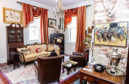 Natchez House | The Dollhouse - 3 Bed, 2 Bath, Walk to Downtown