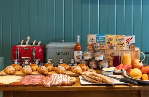 Newbury Hotel | The Dolphin