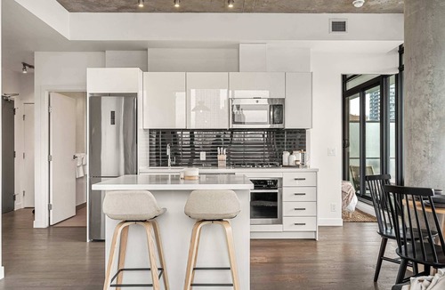 Connaught Apartment | The Domain Skyline View King Beds Pool Gym