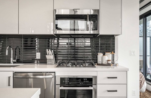 Connaught Apartment | The Domain Skyline View King Beds Pool Gym