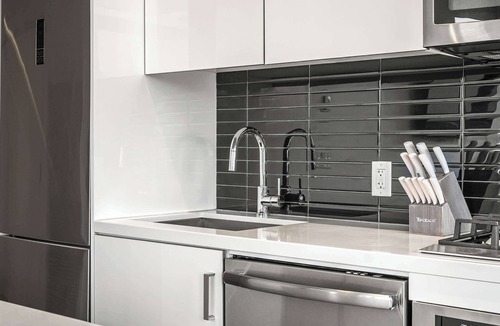 Connaught Apartment | The Domain Skyline View King Beds Pool Gym