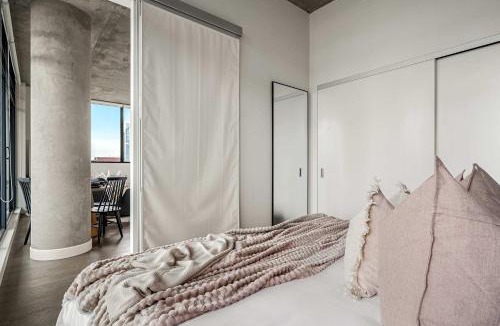 Connaught Apartment | The Domain Skyline View King Beds Pool Gym
