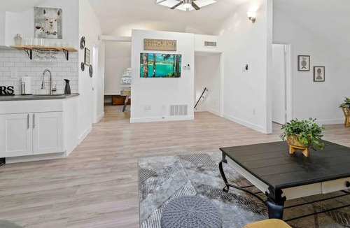 North Shore Colony House | The Domes Near Lake Travis *Sleeps 14*