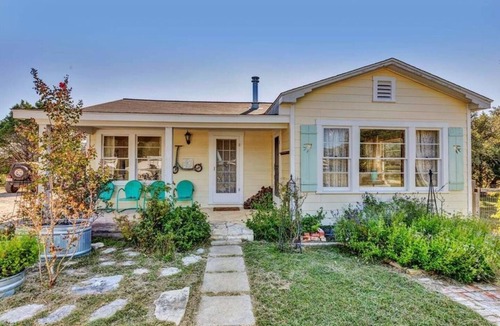Fredericksburg House | The Dove House | Adorable/Firepit/Quaint/Private (by WTG)