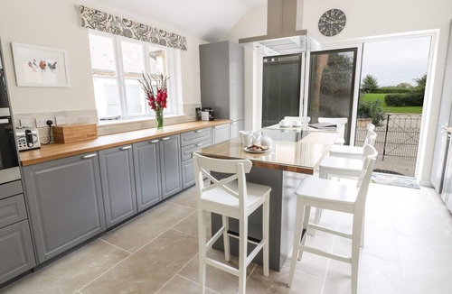 Yelden Cottage | THE DOWER HOUSE, family friendly, with open fire in Sharnbrook