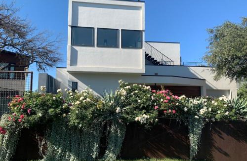 Riverside House | The Downtown Modern