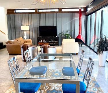 Riverside House | The Downtown Modern