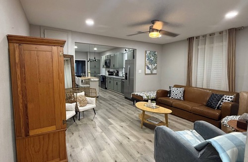 Brenham Cottage | The Dragonfly at Brenham - Steps from downtown