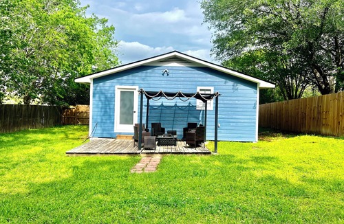 Brenham Cottage | The Dragonfly at Brenham - Steps from downtown