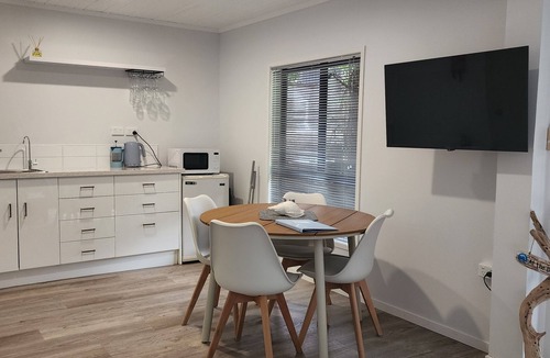 Arkles Bay Bed & Breakfast | The Drift - Arkles Bay.nStudio. 200m from the beach.