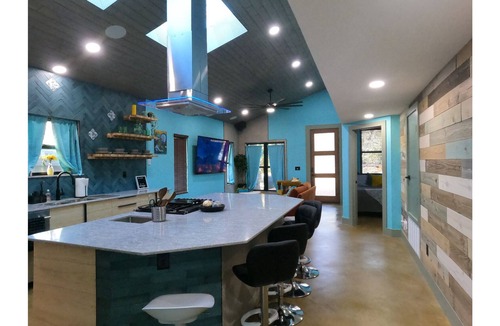 Leander House | "The Drive Thru"@Lake Travis nA propper GAME ROOM you can literally DRIVE Thru