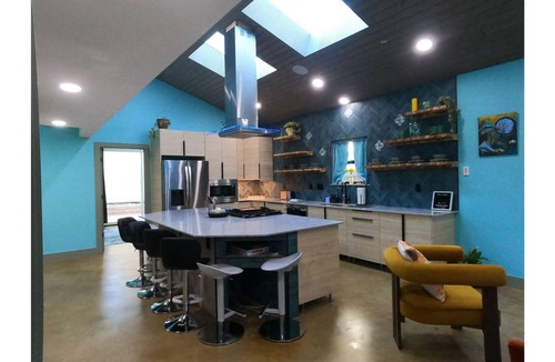 Leander House | "The Drive Thru"@Lake Travis nA propper GAME ROOM you can literally DRIVE Thru