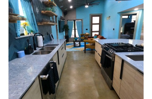 Leander House | "The Drive Thru"@Lake Travis nA propper GAME ROOM you can literally DRIVE Thru