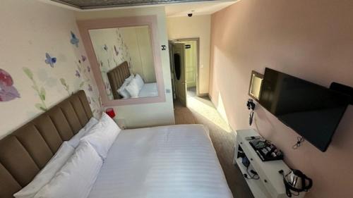 Nine Elms Bed & Breakfast | The Duchess Belle Hotel