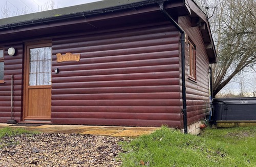 East Huntspill Cabin | The Duckling Lodge (private hot tub)