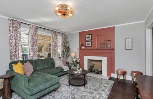 Eau Claire House | The Duke - Pet Friendly