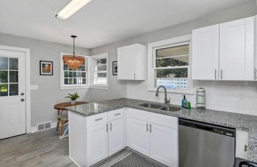 Eau Claire House | The Duke - Pet Friendly