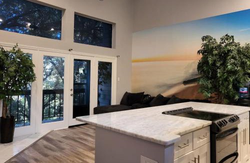 Lake Highlands Apartment | The Duke's Castle with Garage & Fast Internet