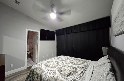 Lake Highlands Apartment | The Duke's Castle with Garage & Fast Internet