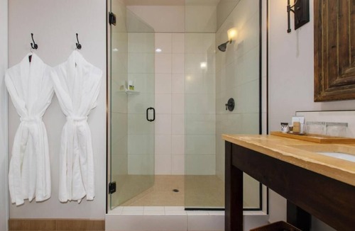 Dundee Hotel | The Dundee - A Trace Hotel