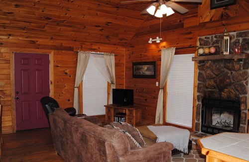 Smithville Cabin | The Eagle is a secluded, private cabin with mountain views and a jacuzzi tub.