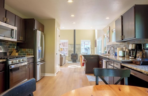Kings Beach House | "The Eagle & The Bear" Lake Tahoe -Golf Course 3 BR Home- Walk to Beach