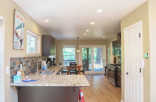 Kings Beach House | "The Eagle & The Bear" Lake Tahoe -Golf Course 3 BR Home- Walk to Beach