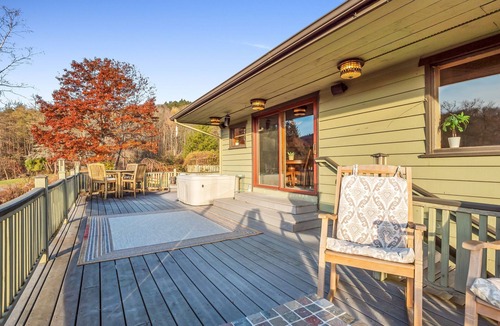 Ellicottville House | The Eagles Nest – Couples Escape - Hot Tub & Views!