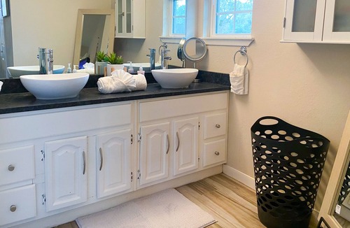 College Park House | The Eagles Nest! King Sized Bed! Sleeps 12! Family a time